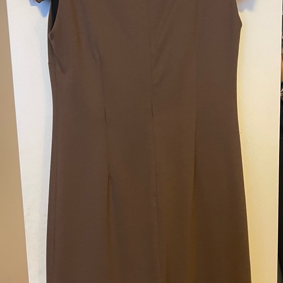 Shapely brown dress with unique sleeves - Picture 4 of 7